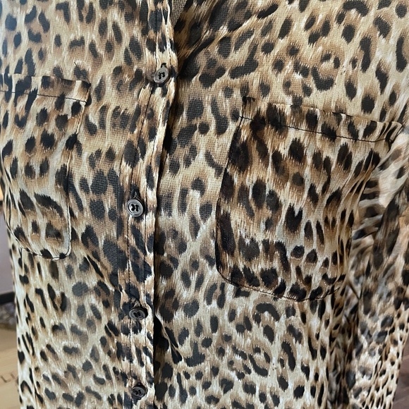 Animal print blouse. A must have! - Picture 2 of 4